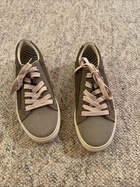 Taos NEW NWOB Women's Low-Top Canvas Sneakers in pale green never worn